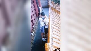 ĐANG ĐI HỌC NỨNG QUÁ LIỀN QUA GÓC TƯỜNG CHƠI LUÔN