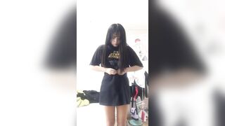 em học sinh nhét nguyên chai lăn nách vô lòn trước khi đi học p1