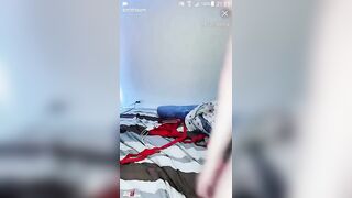Gái xinh livestream show hàng chịt nhau vs trai