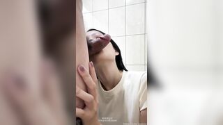 Chị họ dâm xinh đẹp lén lút bú cu liếm láp cây hàng to của e trai trg nhà vệ sinh