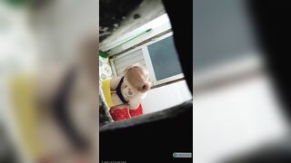 Trèo tường quay lén e teen hàng xóm dân chơi xăm trổ lồn rậm lông đi tắm
