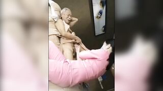 Cô điều dưỡng trẻ tận tâm với việc sục cu và cho cụ móc lồn để cụ giải tỏa