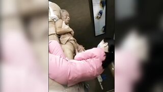 Cô điều dưỡng trẻ tận tâm với việc sục cu và cho cụ móc lồn để cụ giải tỏa