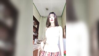 Bé rau nữ sinh thủ dâm bằng thỏi son