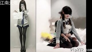 Nữ sinh trung học ngây thơ,quỳ xuống và liếm cu nghe lời như 1 con chó trung thành
