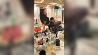 Đg nhậu mà đè ra bú lồn làm e sướng bắn nước như vòi phun vậy mà còn uống hết