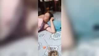 Thua kèo nhậu,bác trai đè giữ vk cho thằng bạn bú lồn ngay giữa mâm