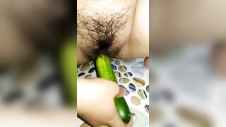 Em gái thủ dâm bằng dưa leo 3