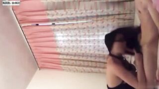 2 mẹ con cùng tranh nhau con cặc bự của bố dượng