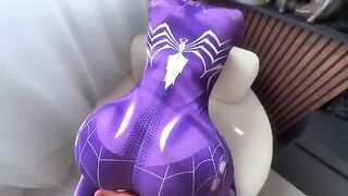 Quả bàn toạ to bự trong bộ đồ spiderman