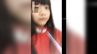 Em học sinh vào nhà vệ sinh công cộng show cho người yêu 2