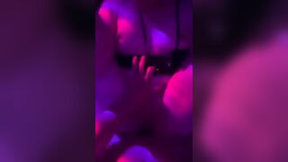 Quẩy sập sàn không biết con ghệ đang bị thằng bạn đè ra địt ná thở còn bị ghi clip