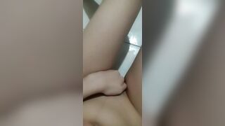 nứng quá e vào tolet thủ dâm cho đỡ nứng