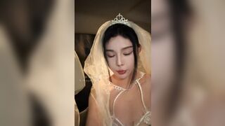 Cô dâu dâm đãng livetream show hàng xoa lồn chảy nước trên oto p2