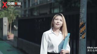 E nhân viên bảo hiểm vì muốn tăng hiệu suất mà dùng lồn để dụ dỗ khách hàng