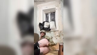 Em lính Ukraina có niềm đam mê đặc biệt với đạn pháo,dùng pháo để móc lồn p2