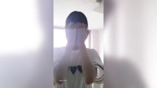 Gạ nhỏ em họ ngây thơ trốn mẹ ra cầu thang bú cu giúp anh trai