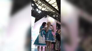 Quay lén dưới váy các em cosplayer trong lễ hội hóa trang,mấy e phòng thủ kín vcl