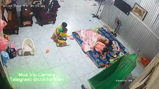 Hack Camera Chồng Vừa Địt Vợ Vừa Chơi Với Con
