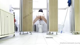 Em ladyboy thủ dâm khoe hàng trong nhà vệ sinh công cộng