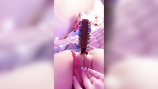 Thủ dâm với cây lược với cái lồn dâm