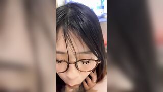 Con bé 2k4 đeo kính cực xinh bú cho bạn trai trong phòng