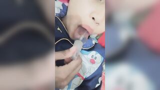 Teen mới lớn nằm xem Sex Nứng Quá Móc luôn