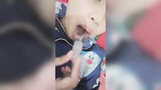 Teen mới lớn nằm xem Sex Nứng Quá Móc luôn