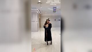 Con em gái nứng lồn, thích khoe hàng ở siêu thị
