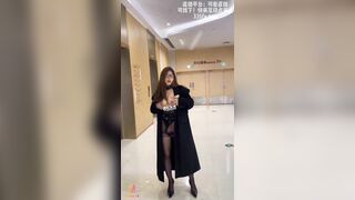 Con em gái nứng lồn, thích khoe hàng ở siêu thị