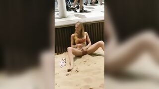 Lén lút thủ dâm public ở bãi biển