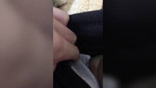 Đang ngồi ngoài phòng khách mà nứng quá