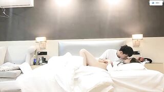 Thấy con bạn đang nằm chơi game nứng quá liền đè em nó ra chịch tung lồn