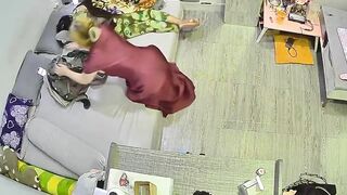 Con gái mông to dâm đảng thủ dâm khi mẹ đang xem điện thoại