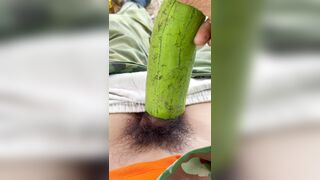 Thủ dâm bằng quả mướp sướng hơn chơi sex toy