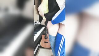 Nam sinh mới lớn không cưỡng lại được thân hình của cô giáo dạy piano