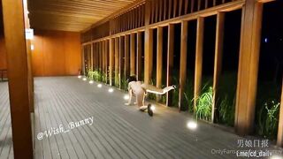 Em salve ladyboy khỏa thân nơi công cộng