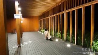 Em salve ladyboy khỏa thân nơi công cộng