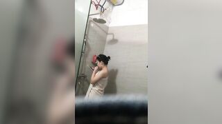 Quay lén em họ tắm chính chủ