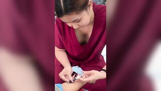 quay lén bầu vú của cô y tá dâm dục