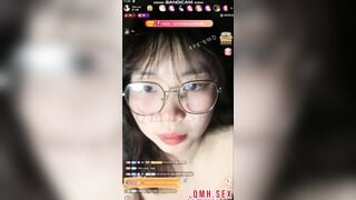 Thu Thảo Sinh viên Cao Đẳng Y lộ clip show vú bím vú căng mặt xinh body nhìn chỉ muốn