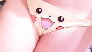 SỐC với màn khoe hàng dáng của em gái mặc bikini Pikachu tự quay trộm trong phòng