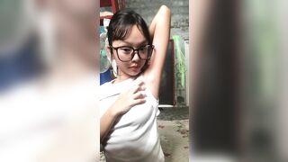 gạ gẫn bé dân tộc thái xinh xắn khoe vú