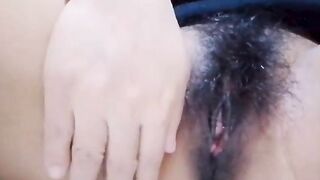 Chị họ đi làm xa gửi clip móc lồn cho xem để sục