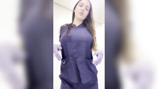 Nữ y tá show cặp vú trong WC bệnh viện