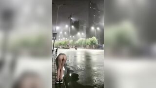 Bắt em hoa bỉ ngạn cởi quần lót nơi công cộng