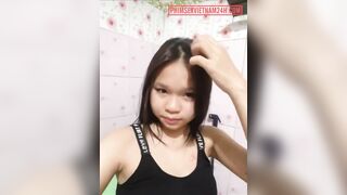 em học sinh lén trốn vào nhà vệ sinh để quay vú cho người yêu xem
