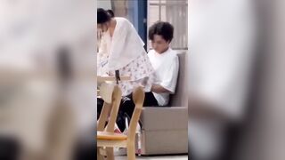 Cặp đôi đụ nhau giữa quán bị quay lại
