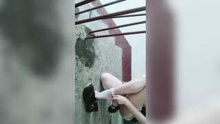 Em hầu gái dâm ra cầu thang thủ dâm móc lồn phụt nước dâm đãng