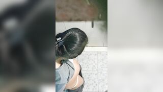 Quay lén gái 18 đi đái